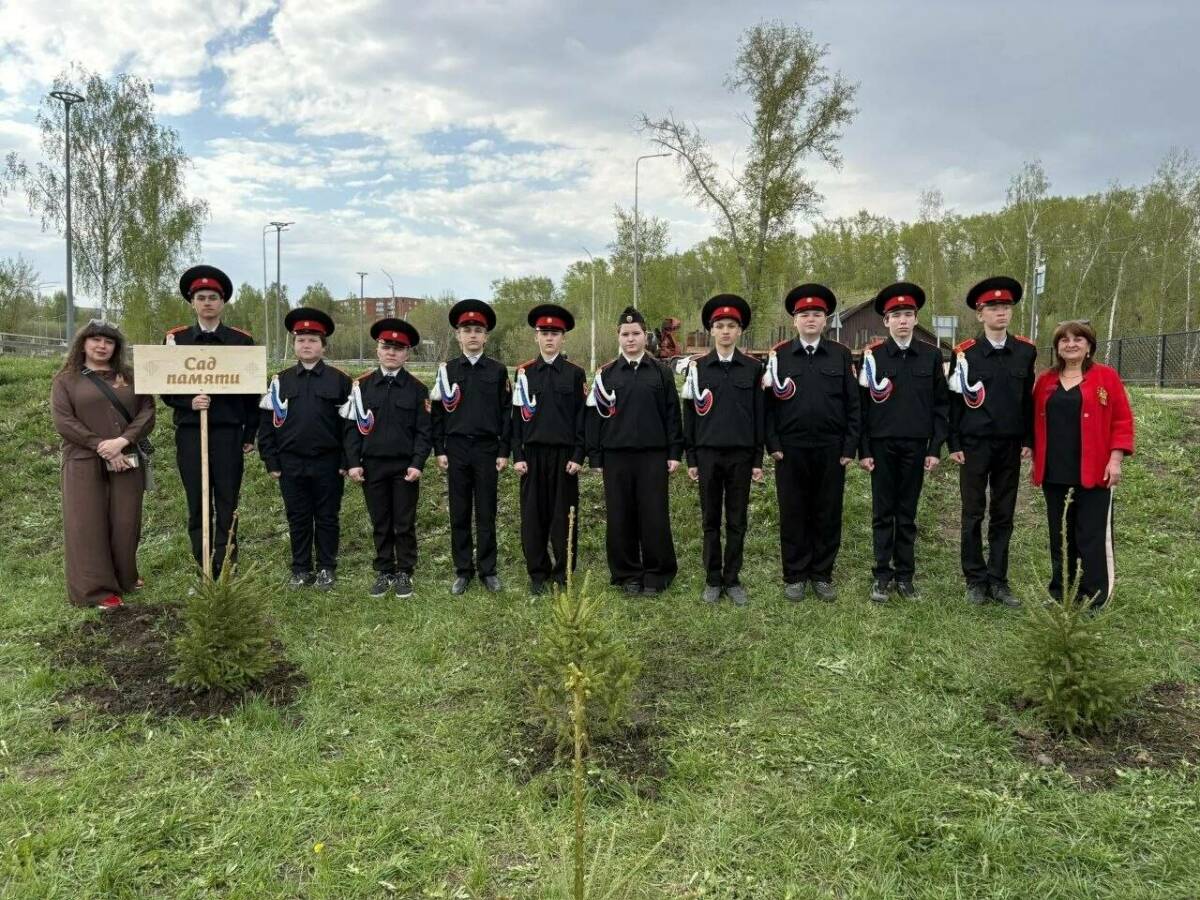 В Менделеевске высадили 81 ель в честь Великой Победы