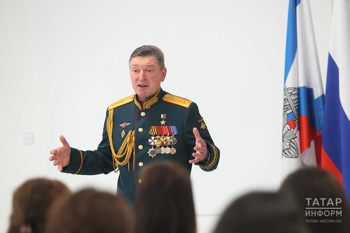 «Ваш труд вечен»: Александр Лапин наградил медиков казанского военного госпиталя