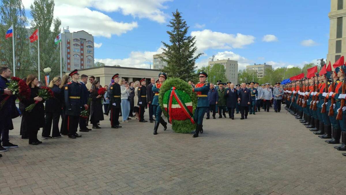 В парке Победы началась торжественная церемония возложения цветов