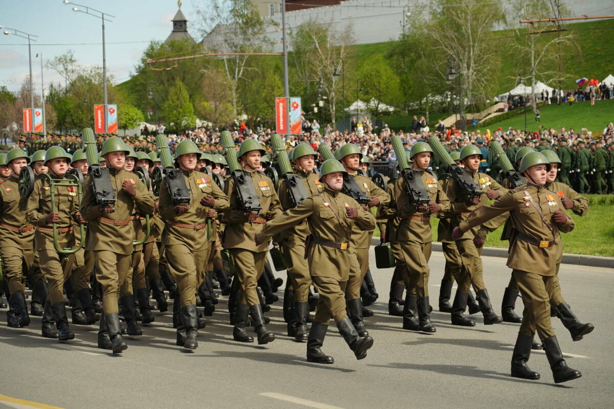 На площади Тысячелетия в Казани начался праздничный парад в честь Дня Победы