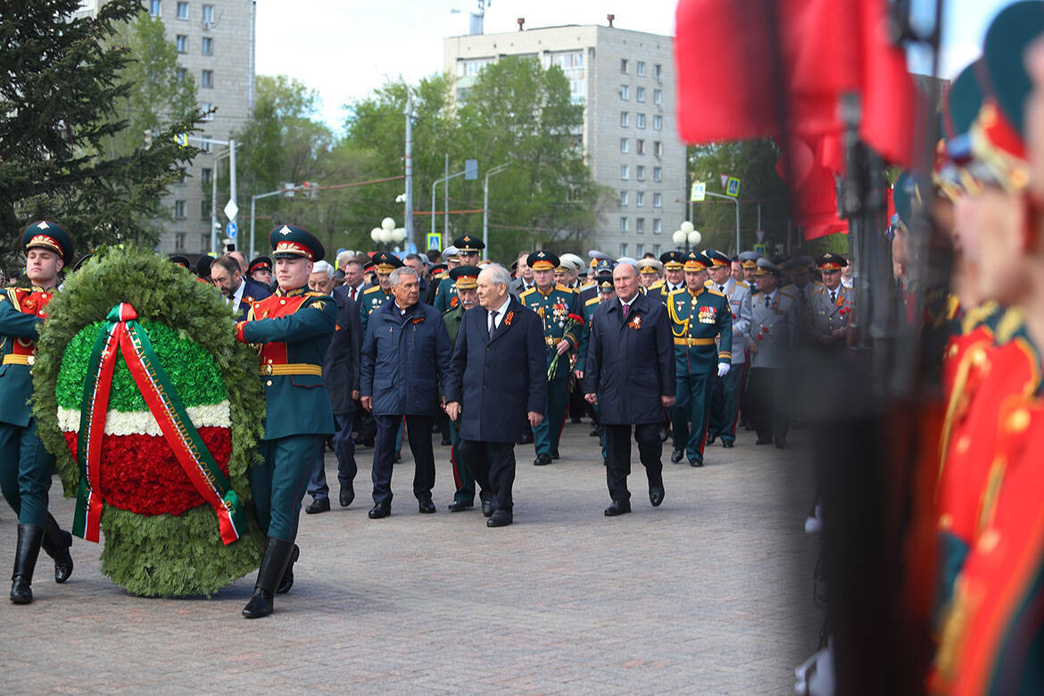 В парке Победы началась торжественная церемония возложения цветов