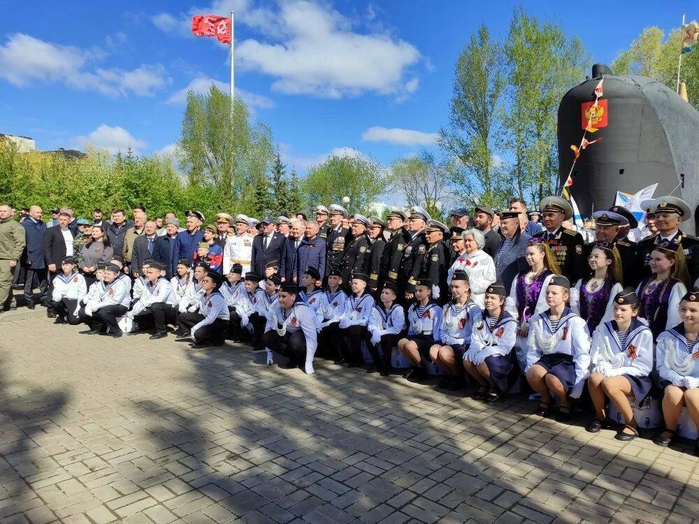 «Победа не сотрется из нашей памяти»: в Казани возложили цветы к Вечному огню