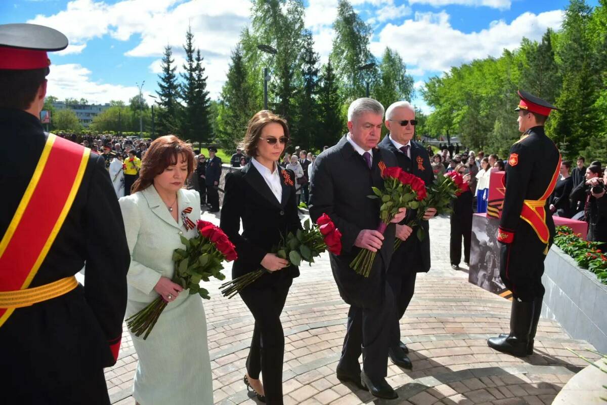 В Челнах День Победы открыли минутой молчания и возложением цветов