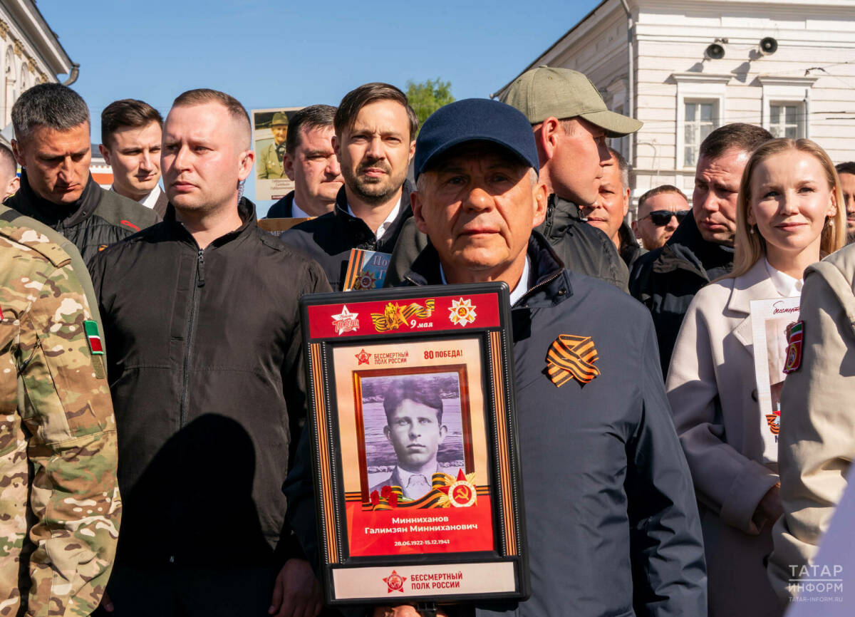 Вместе с Рустамом Миннихановым в Бессмертном полку идут 130 тыс. человек