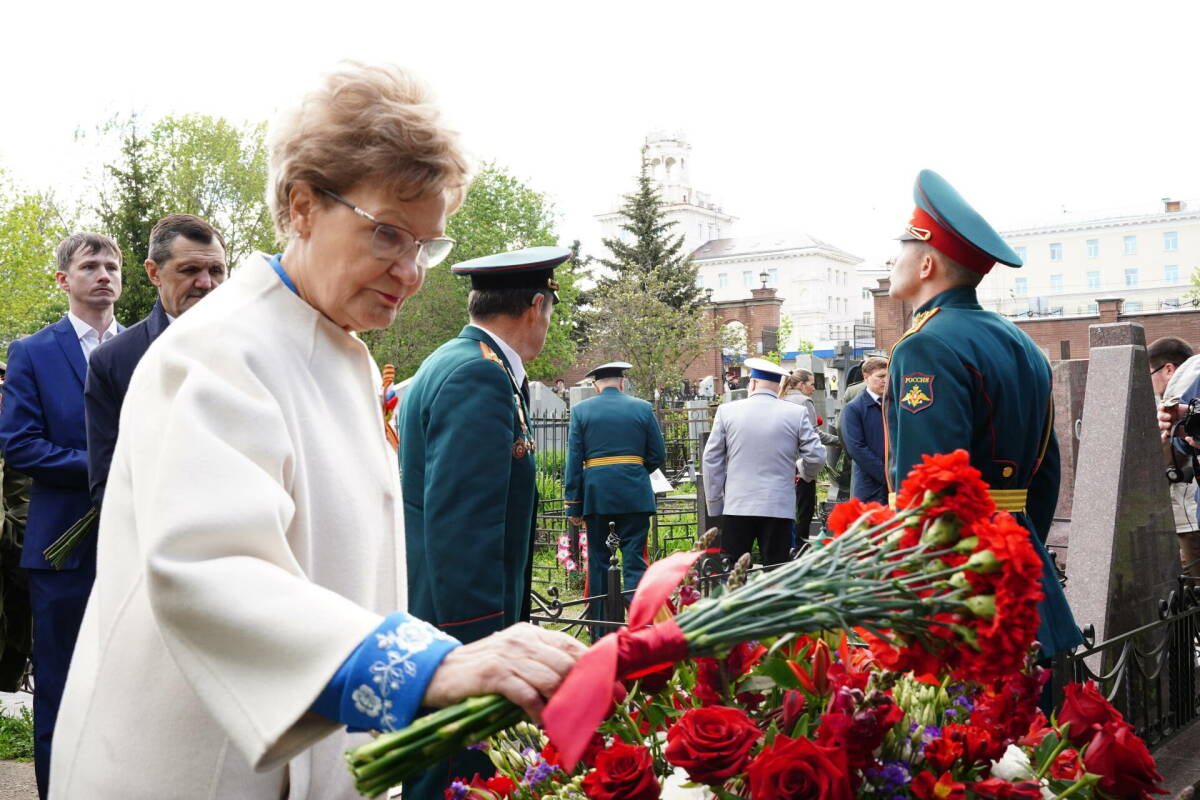 «Единая Россия» возложила цветы к воинским захоронениям на Арском кладбище