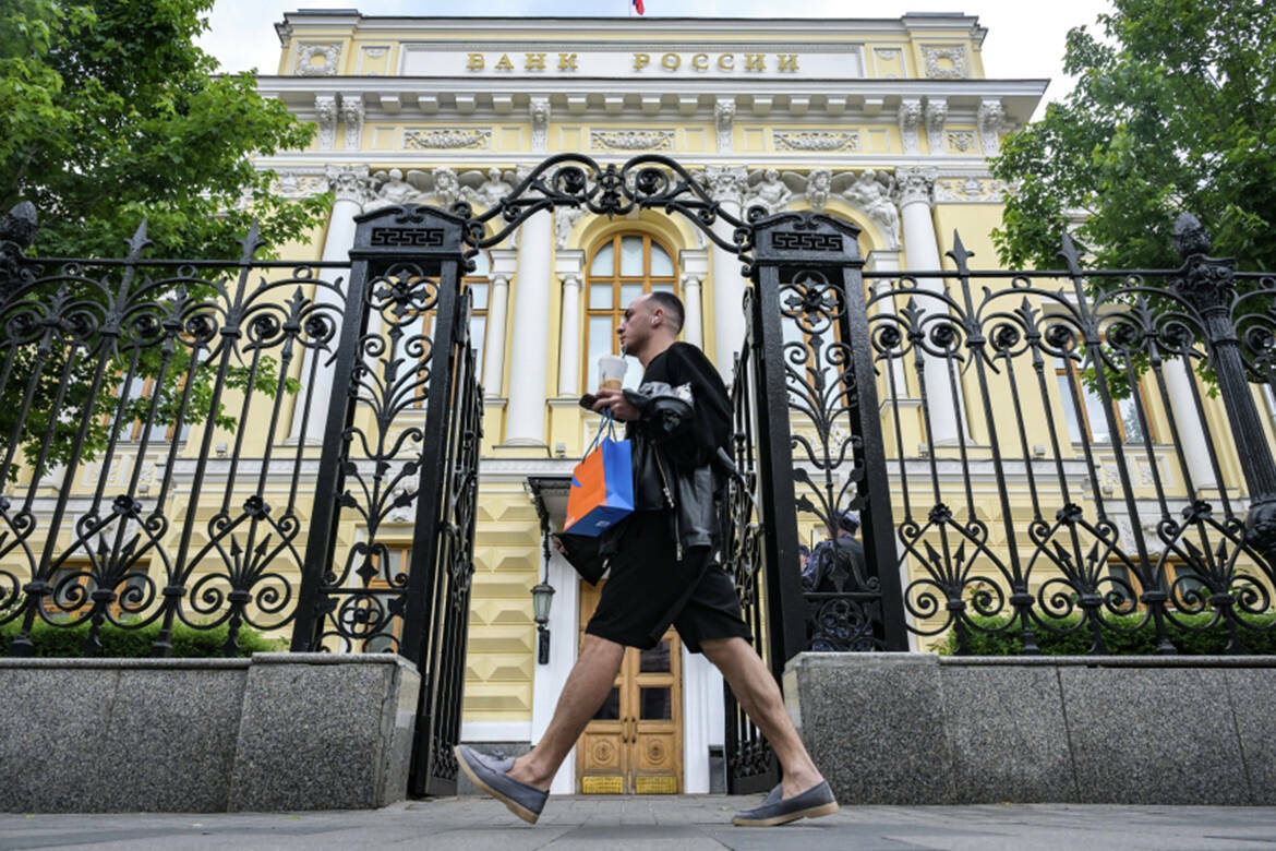 Российская экономика в 2026 году может вырасти примерно на 2%, а ключевая ставка Банка России – постепенно снизиться до 10%. Таким мнением в интервью ТАСС поделился председатель Комитета Госдумы по финансовому рынку Анатолий Аксаков.