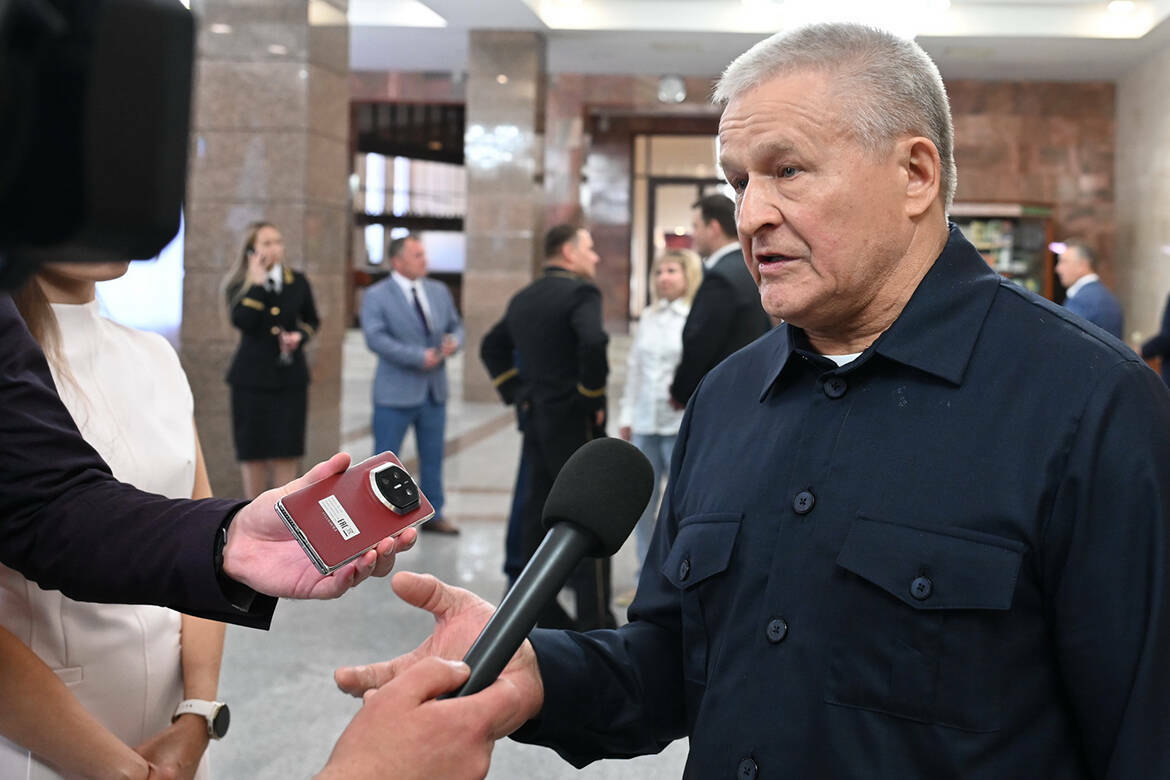 В новом выпуске рубрики «7 вопросов за 7 минут» на телеканале ТНВ Светлана Кадырова поговорила с начальником Управления Судебного департамента в РТ Зявдатом Салиховым. Разговор шел о службе в Казанском Кремле, создании Службы безопасности Президента Татарстана, работе с Минтимером Шаймиевым, цифровизации судов и помощи бойцам на СВО.