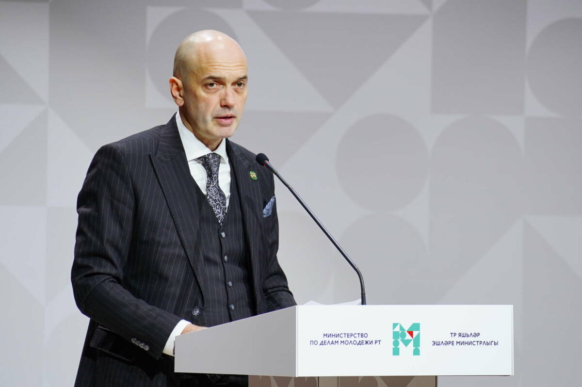 Почему молодые татарстанцы стали меньше уезжать из республики и больше интересоваться политикой? Как искусственный интеллект влияет на молодое поколение? Что власти хотят делать со сферой видеоигр? В этих и других вопросах на материале доклада министра по делам молодежи РТ разбирался «Татар-информ».