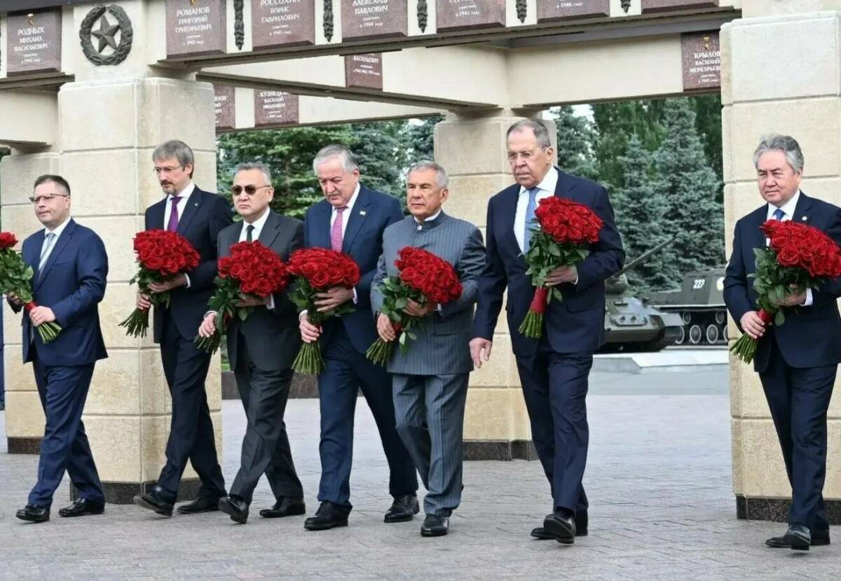 Главы МИД ОДКБ возложили цветы к Вечному огню в парке Победы