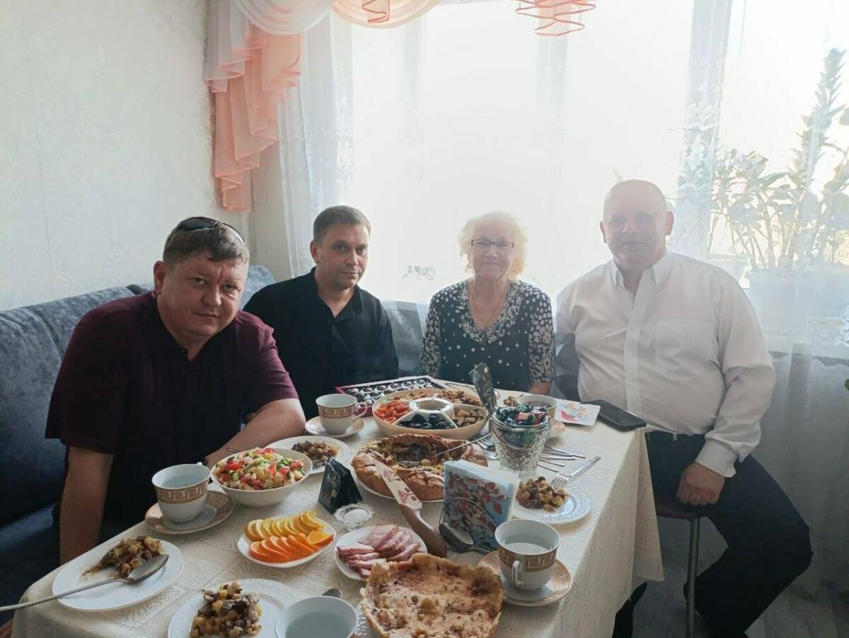Активисты из Тукаевского района навестили мать Героя России Сергея Чебнёва