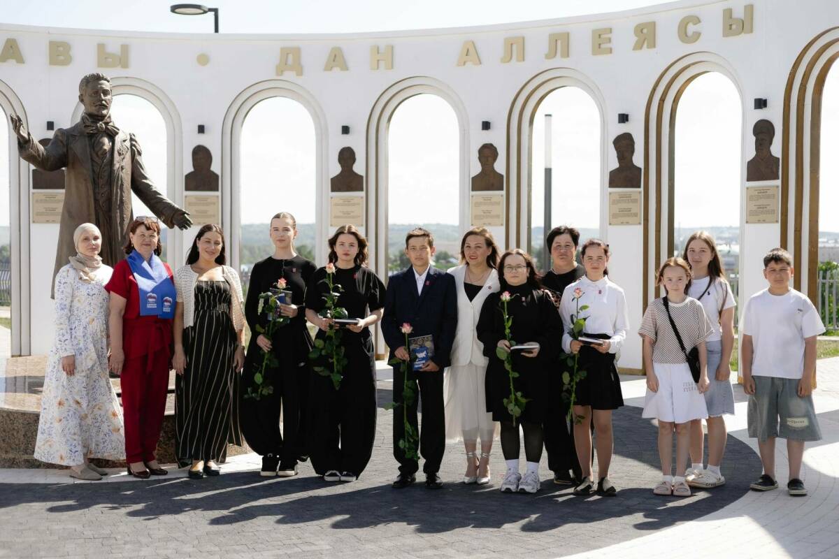 В Мамадыше впервые провели церемонию вручения паспортов на новой Аллее Славы