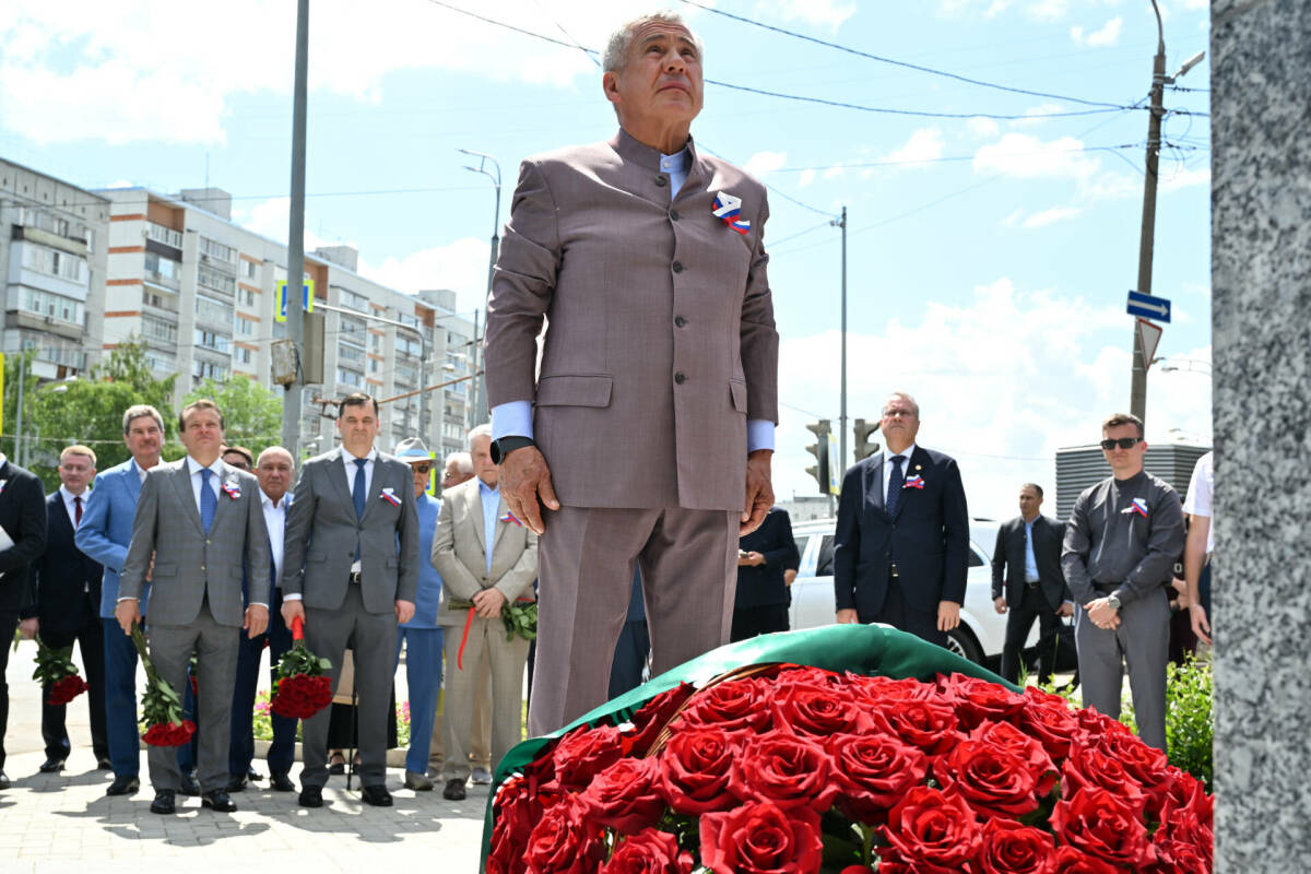 Минниханов возложил цветы к бюсту Копылова в день столетия директора КАЗа