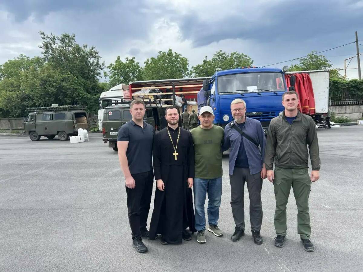 Экскаватор, «Нива» и 60 генераторов: бойцам доставили помощь из Лаишевского района