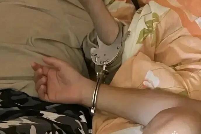 Ребенок запер в наручники себя и бабушку-инвалида в РТ, пришлось вызвать МЧС