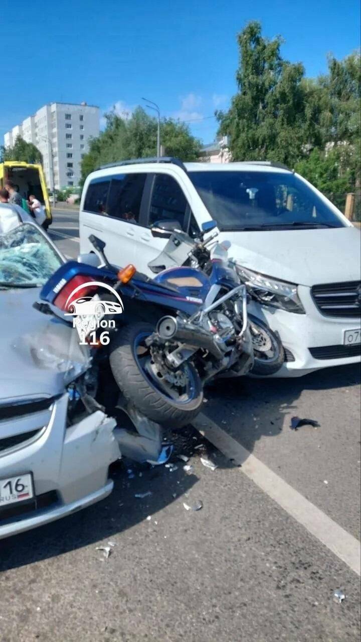 В Казани мотоциклист попал в больницу после столкновения с тремя автомобилями