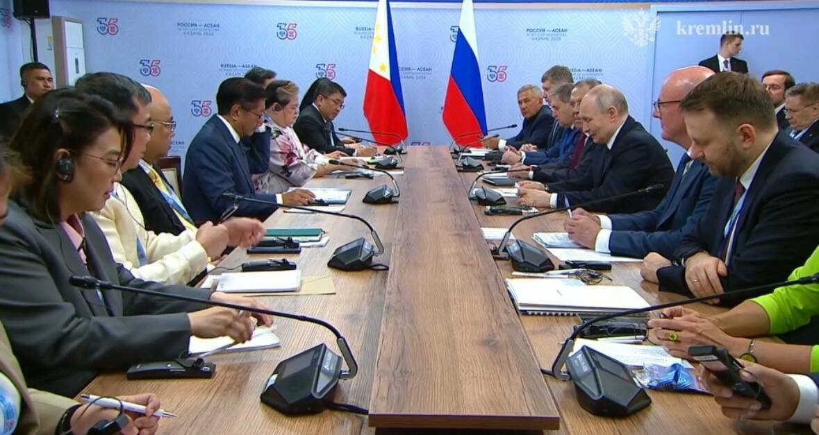 Владимир Путин провел встречу с Президентом Филиппин в Казани