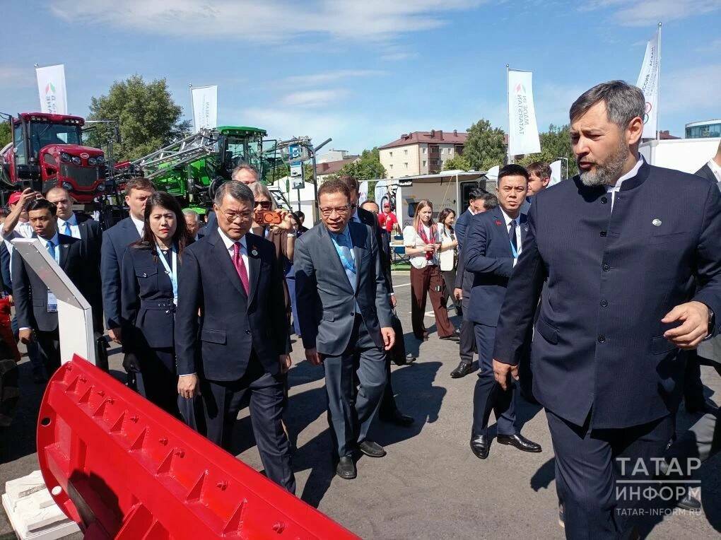 Вьетнам делегациясе Татарстан казанышлары күргәзмәсен карады