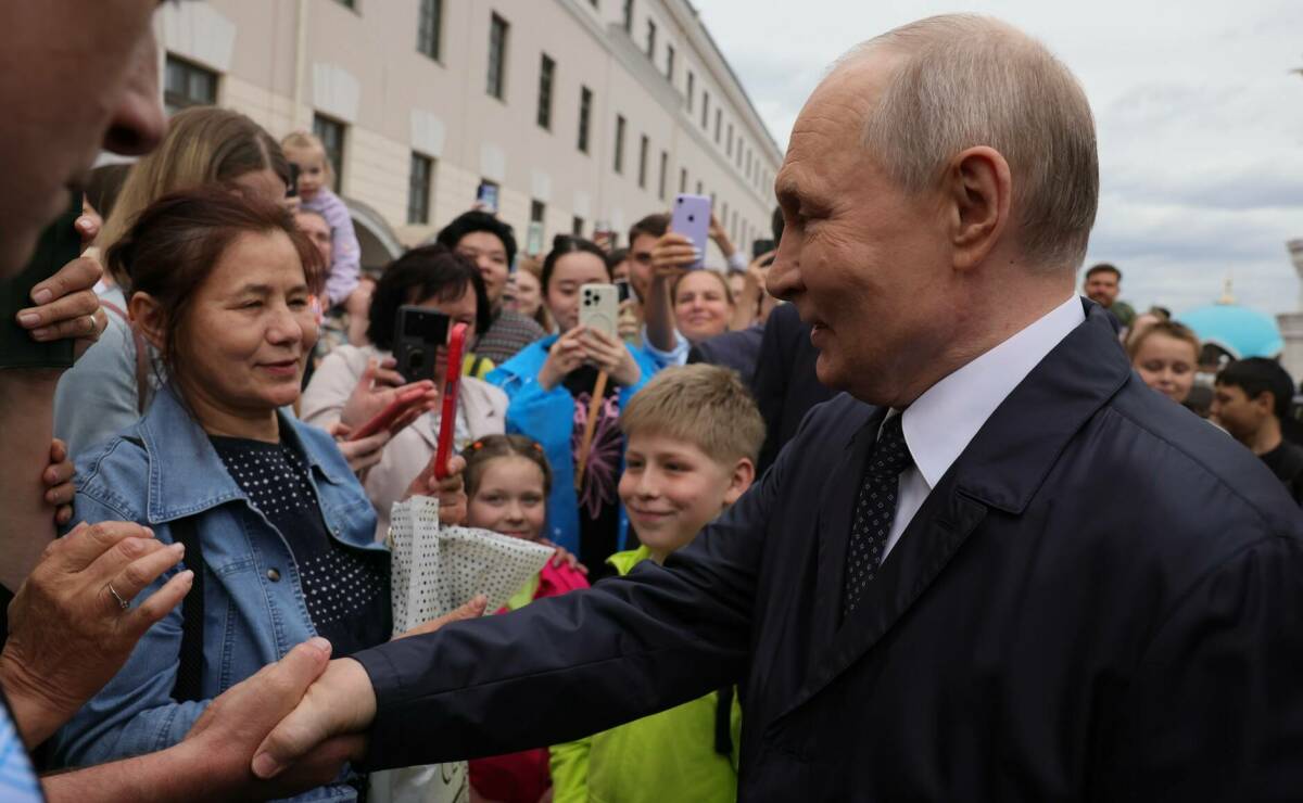 Путин посетил храм и мечеть в Казанском Кремле и пообщался с прихожанами