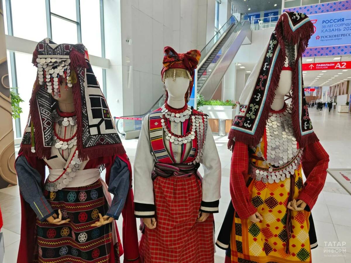 Участникам саммита АСЕАН показали костюмы народов Поволжья