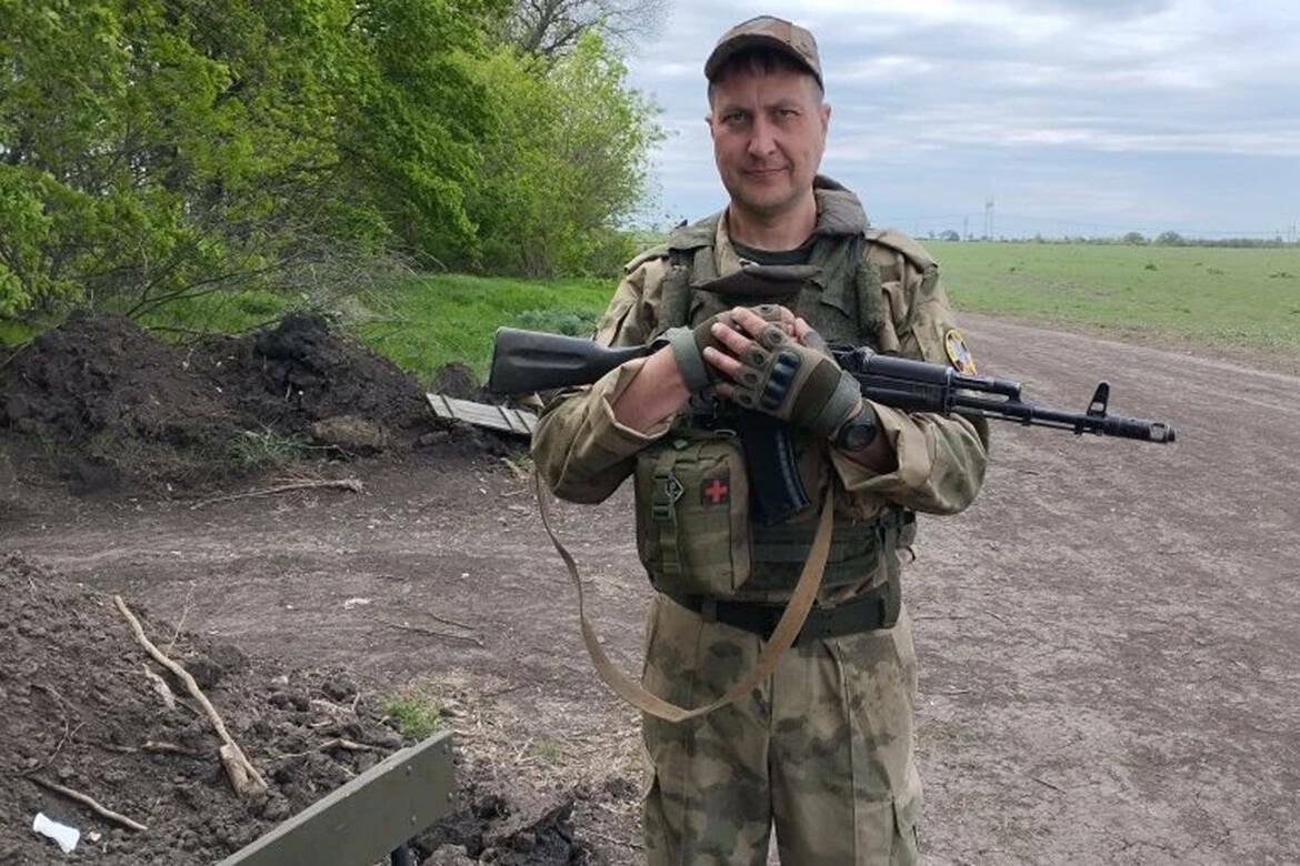 У Александра Миронова большой стаж работы в МЧС – он участвовал в ликвидации крупных и сложных пожаров. В 2024 году он решил отправиться на СВО, подписал контракт с отрядом «Барс». Он рассказал о службе водителей на передовой, о том, как получил ранение, и о солдатском юморе.