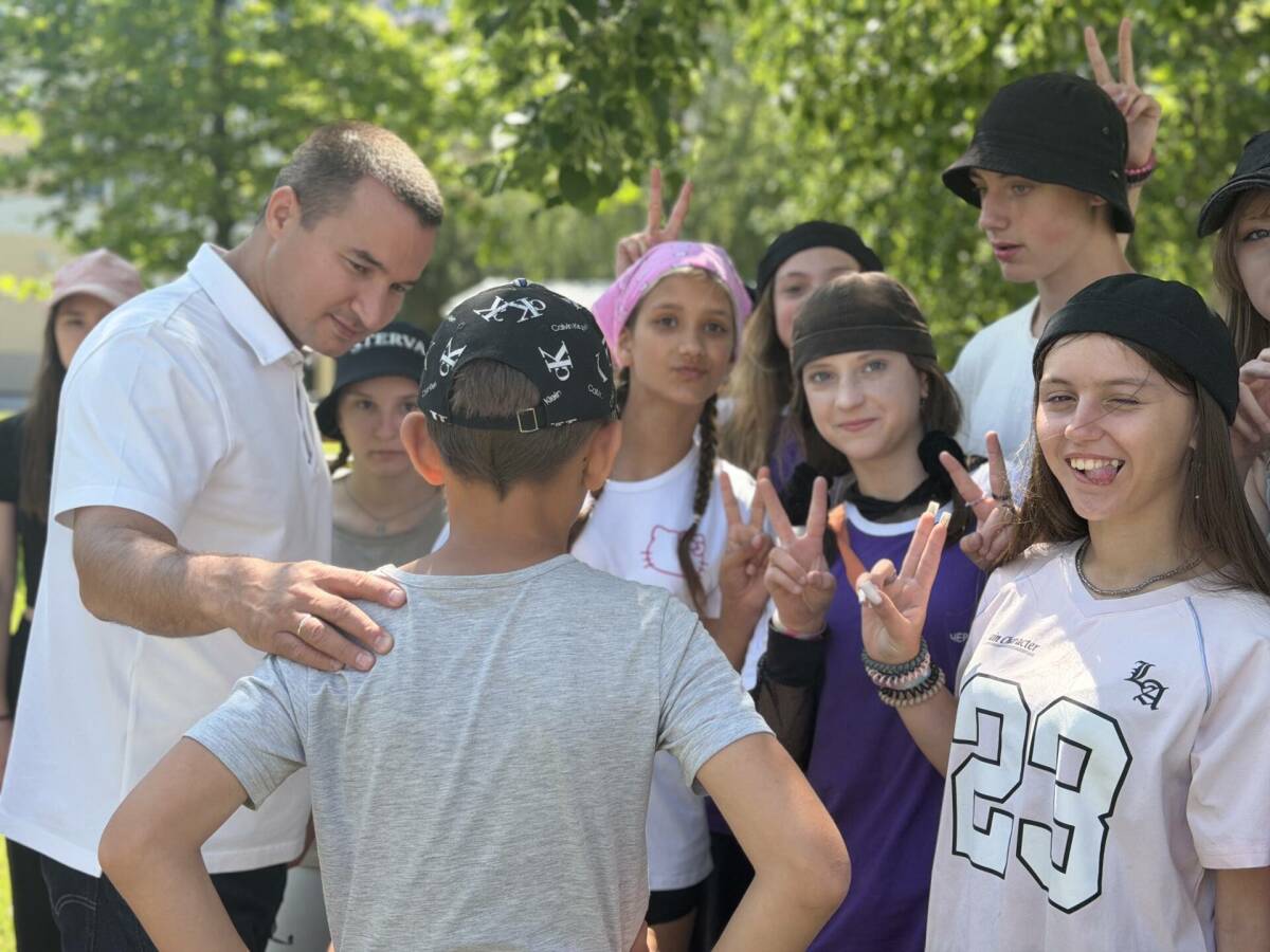 Татарстан организовал первую летнюю смену 2026 года для 92 детей из подшефных Лисичанска и Рубежного в детском лагере «Приазовец» на побережье Черного моря. Ребята отдыхают вместе со сверстниками из РТ. В лагере с детьми работают педагоги и тренеры. За их здоровьем следят врачи.