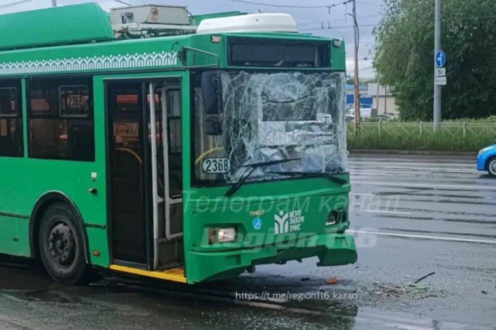 В Казани столкнулись два троллейбуса – пострадала женщина