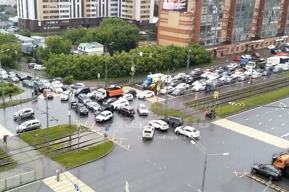 Из-за ливня в Казани пробки на дорогах достигли 10-ти баллов