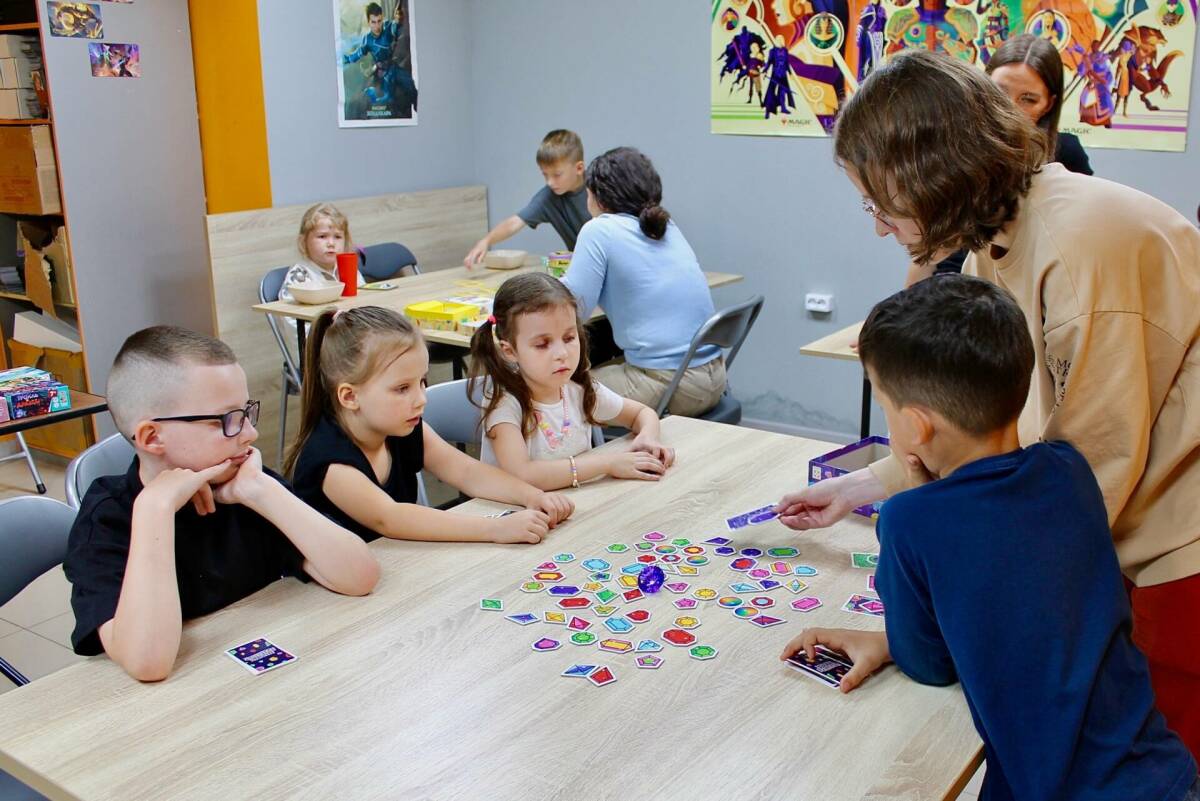 В центре Казани открывает двери игровой клуб MindGames. Здесь собрано более 700 настольных и ролевых игр – от быстрых карточных дуэлей до многочасовых стратегий с миниатюрными армиями. Клуб проводит увлекательные турниры, объявляет набор в летний детский клуб и приглашает 5 июля на масштабный «ИгроФест-2026» в парк «Черное озеро».