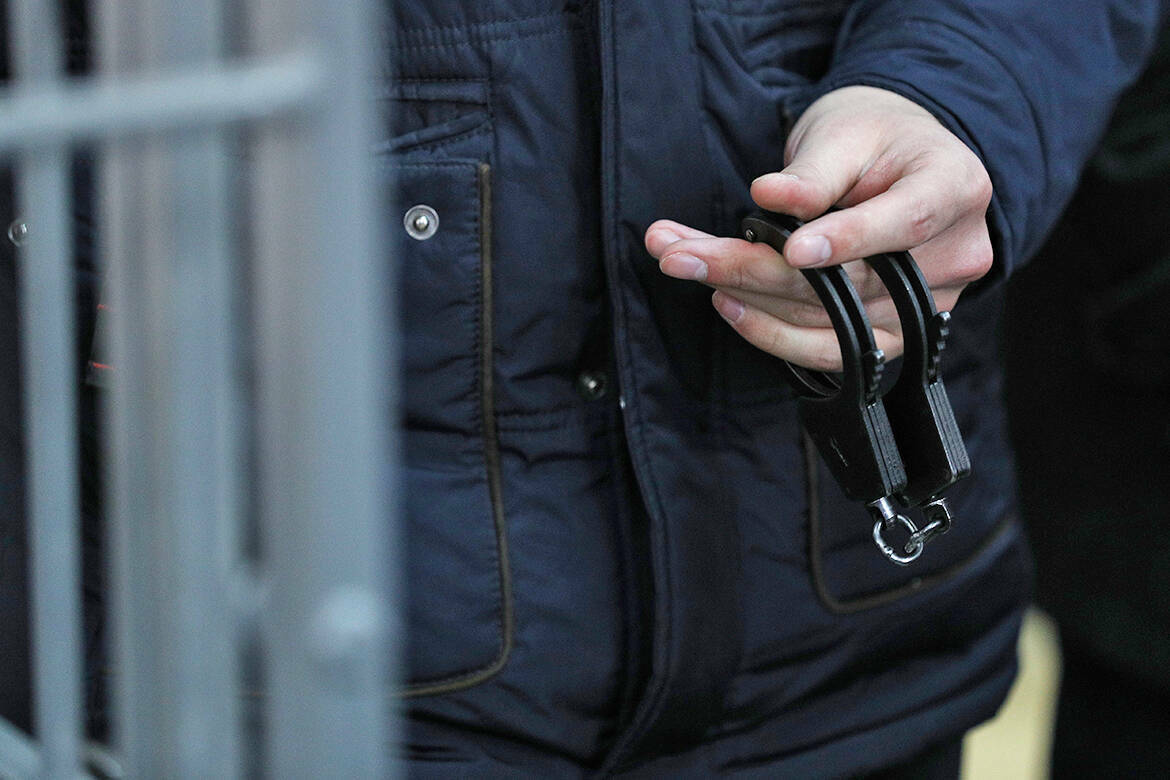 16-летний студент колледжа, приехавший в Казань на учебу из Таджикистана, сегодня попробовал оспорить свой арест в Верховном суде РТ. Его обвиняют в совершении теракта, а именно в поджоге вышки сотовой связи. Подробности в репортаже «Татар-информа» из зала суда.