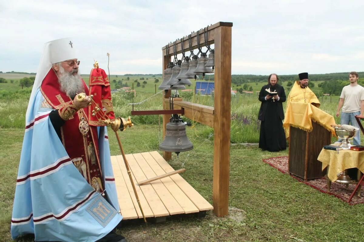 Митрополит Кирилл освятил колокола для деревянного храма XIX века в селе Люткино