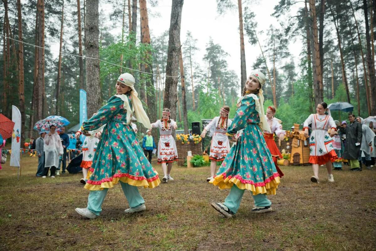 Несмотря на проливной дождь, Сабантуй на Лебяжьем в Казани собрал тысячи гостей. Праздник открыли Ахметов и Жаворонков, а одной из самых популярных площадок стала зона «Казаньоргсинтеза». Предприятие СИБУРа приготовило бесплатные мастер-классы, национальные игры и подвело итоги эко-акций.