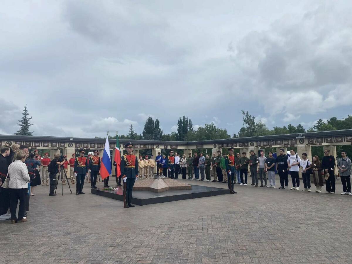 В День памяти и скорби в Казани началась церемония возложения цветов к Вечному огню