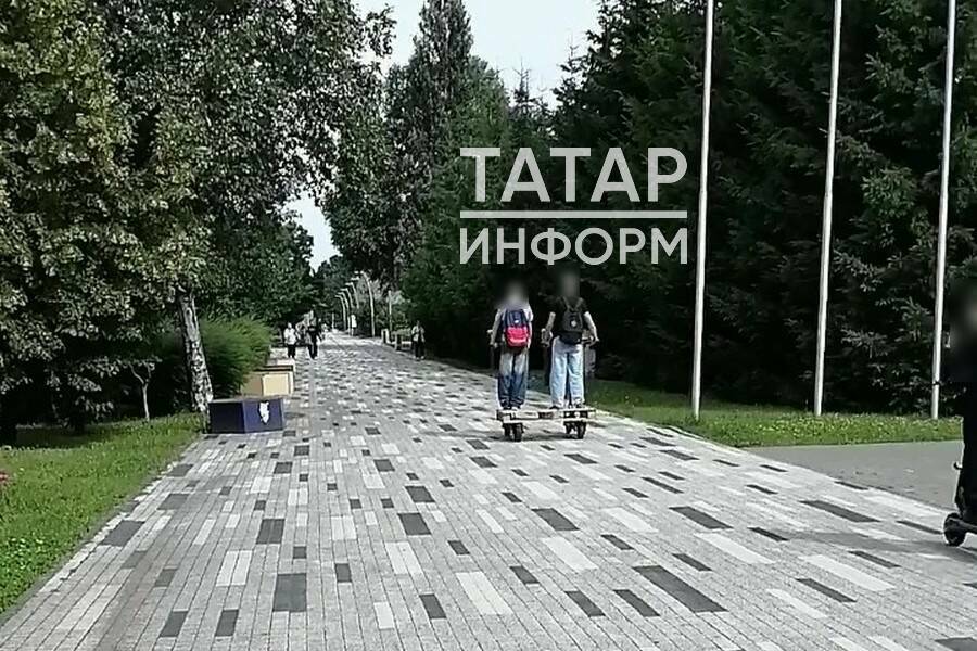 В Казани дети использовали поддон для необычной поездки на электросамокатах