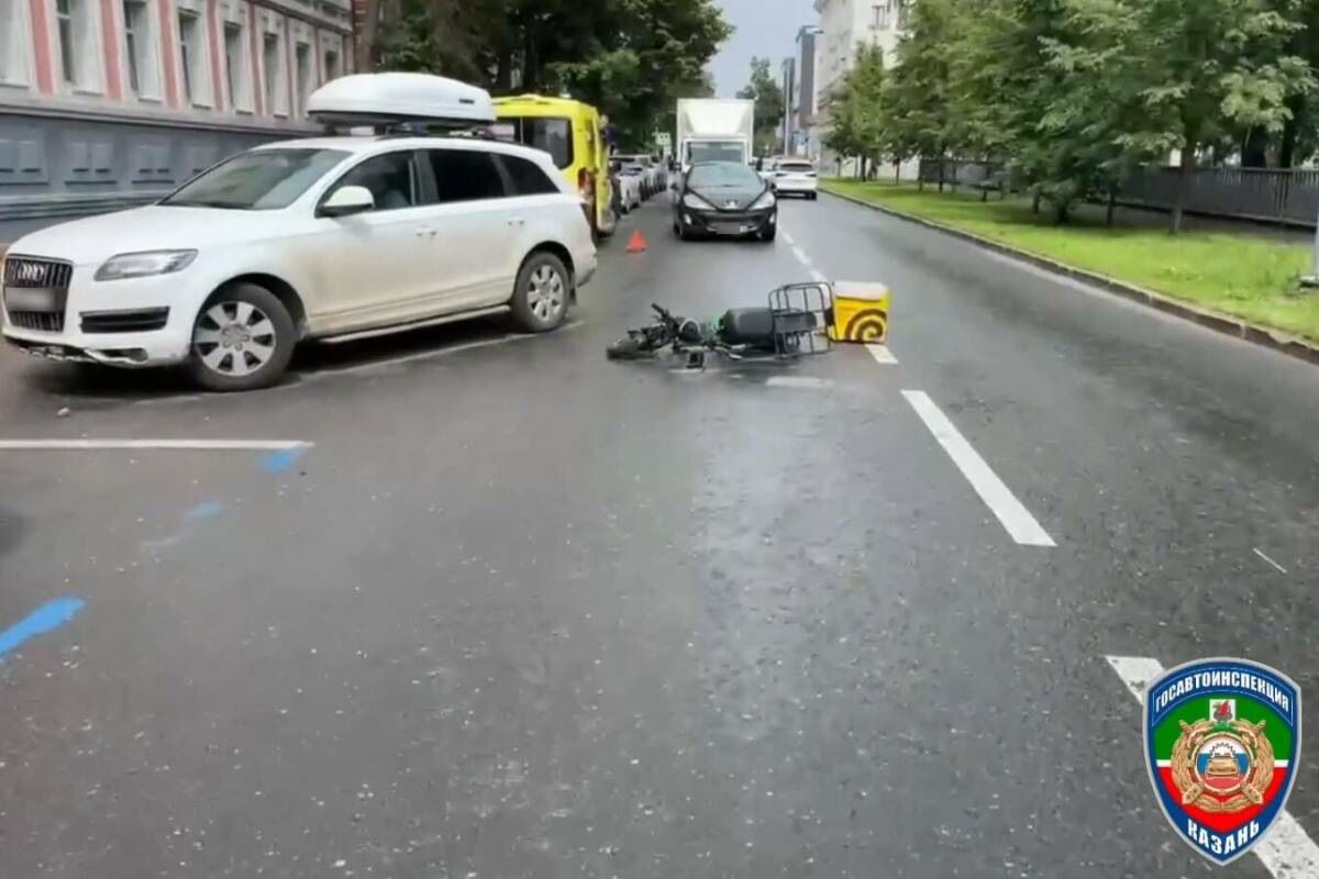 Audi столкнулся с курьером «Яндекса» на электровелосипеде в центре Казани
