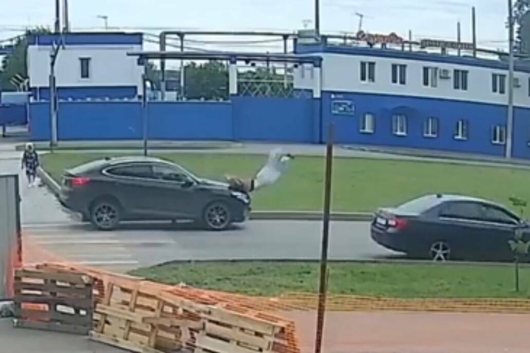 Авто протаранило девушку на зебре в Татарстане – на видео попал момент ДТП