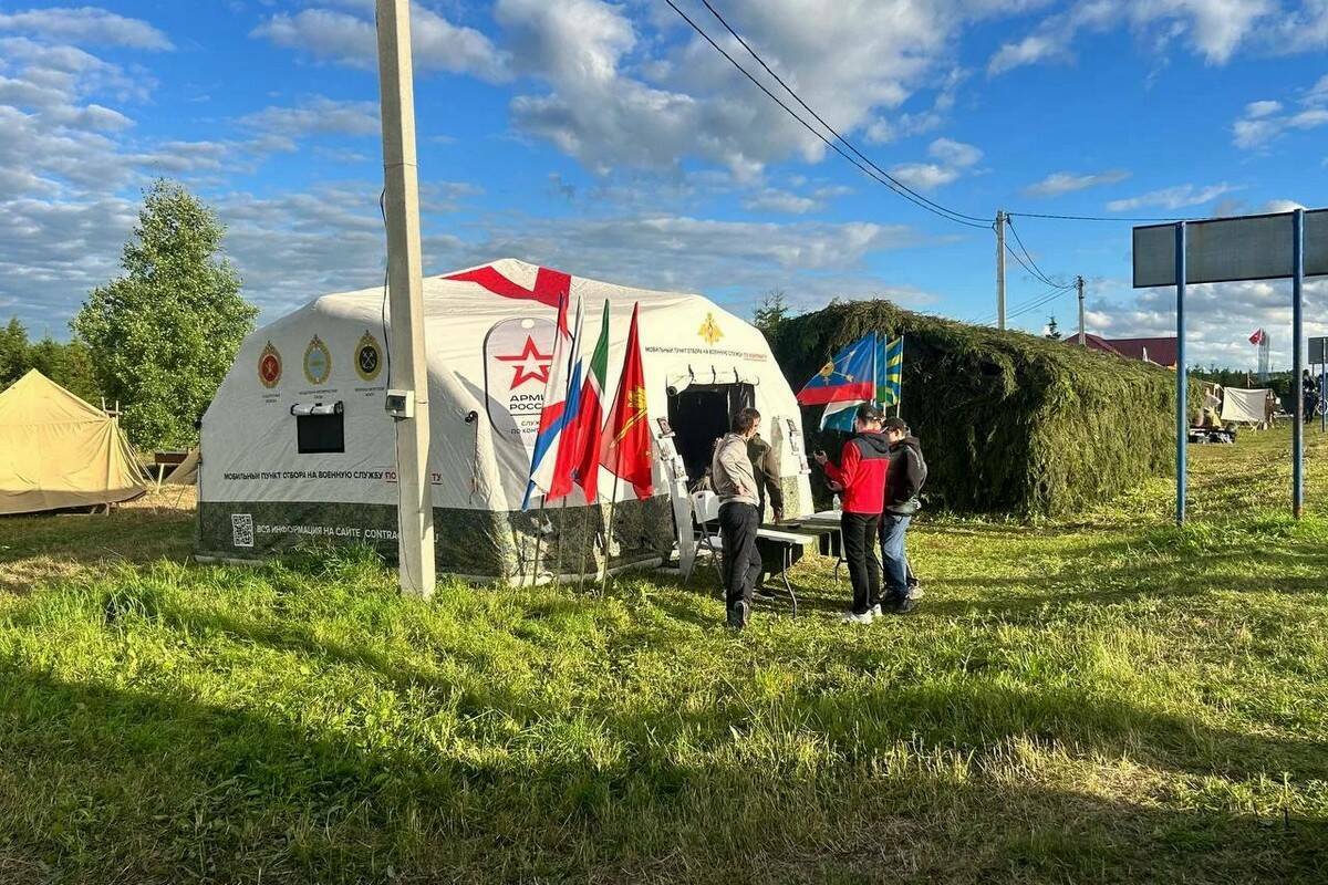 На фестивале «Элбэдэн» развернули пункт отбора на военную службу по контракту