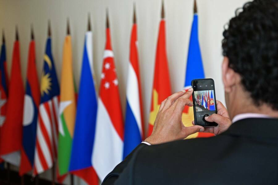 Две недели осталось до проведения в Казани саммита Россия – Ассоциация государств Юго-Восточной Азии (АСЕАН). Подготовка началась в конце апреля. Какие мероприятия пройдут в рамках саммита, сколько делегаций ожидают и как украсят город, обсудили на заседании городского оперативного штаба по подготовке и проведению этого события в мэрии Казани.
