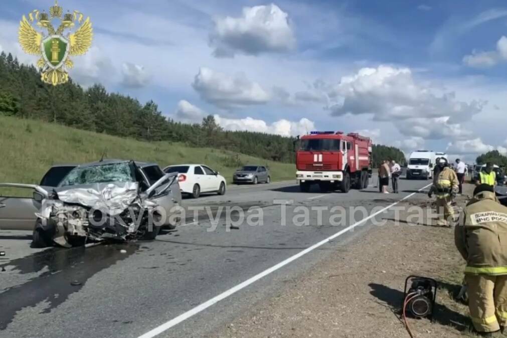 18-летний водитель и его пассажир погибли в страшном ДТП на трассе в Татарстане