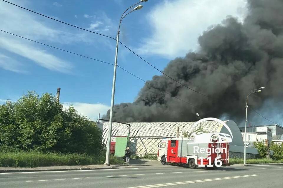 Столб черного густого дыма сняли на видео в Авиастроительном районе Казани