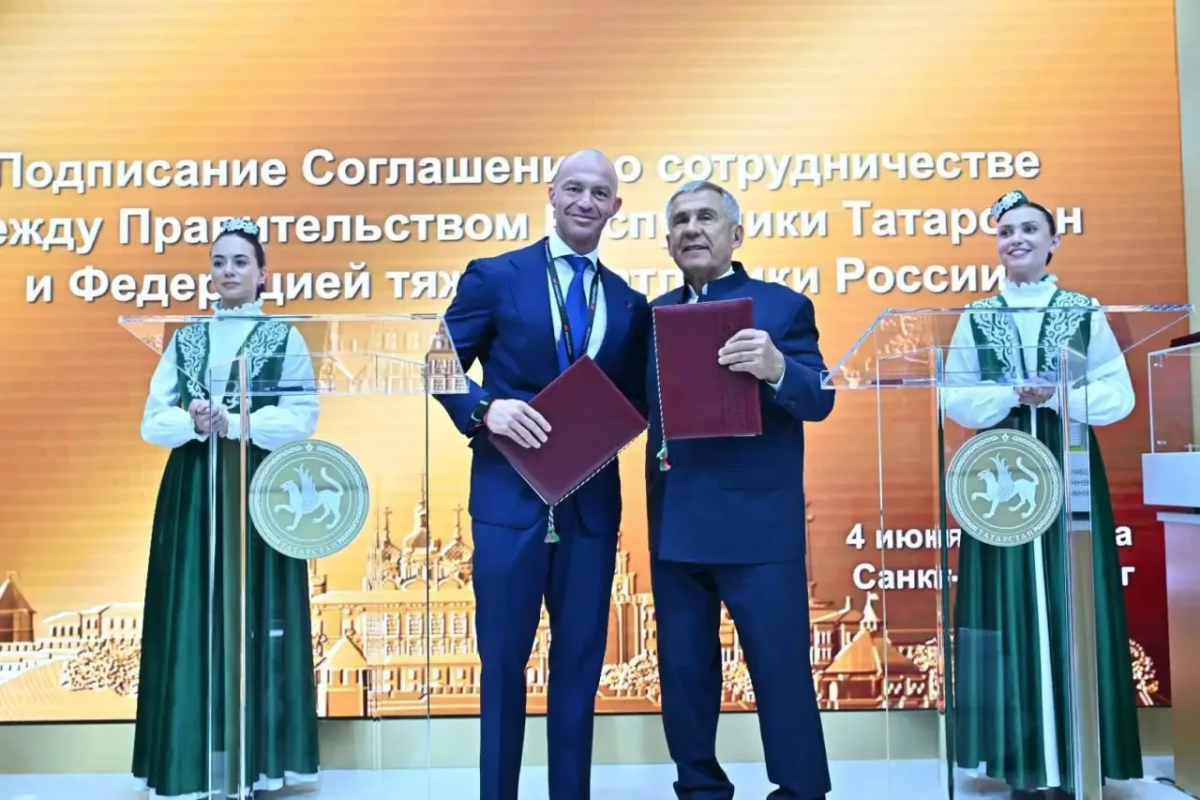 Рустам Минниханов подписал соглашение с Федерацией тяжелой атлетики России