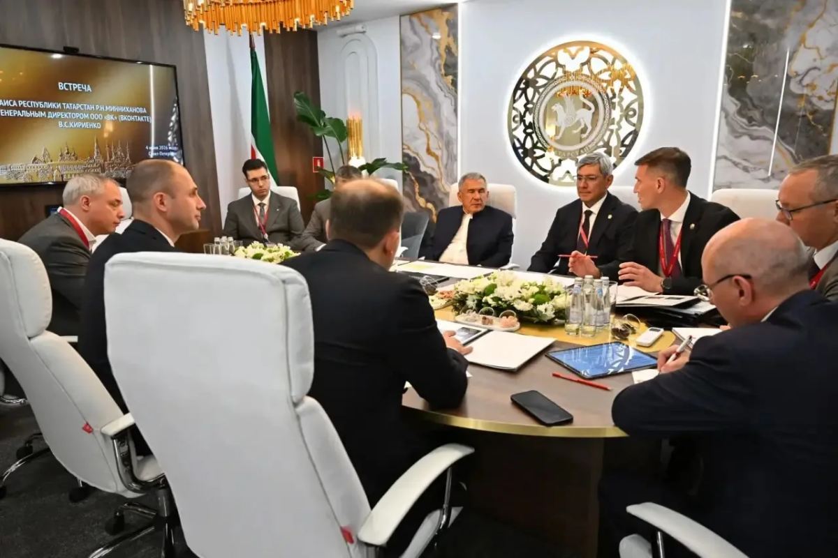 Минниханов встретился с главой ВК Владимиром Кириенко на ПМЭФ