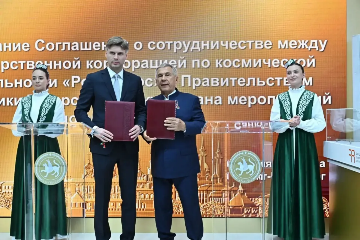 Минниханов на ПМЭФ подписал соглашение о сотрудничестве РТ с «Роскосмосом»