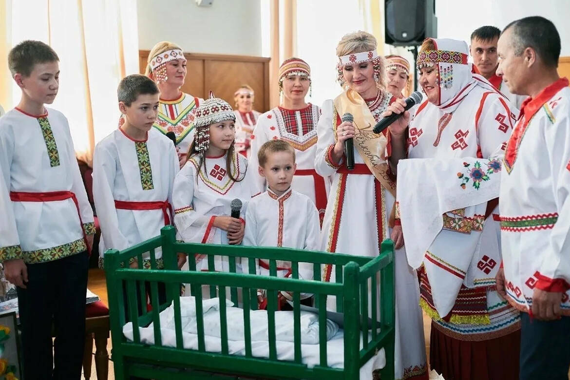 Встретились на сельской дискотеке, построили дом и вырастили шестерых детей: история любви Клементьевых длиной в четверть века