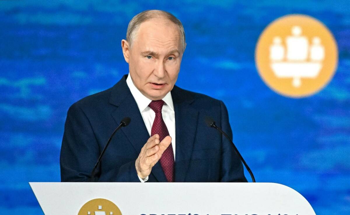 На ПМЭФ сегодня прошло пленарное заседание с участием Президента России Владимира Путина. Корреспонденту «Татар-информа» удалось попасть в зрительный зал и пообщаться с главами регионов, политиками и артистами. Подробнее – в репортаже обозревателя Арсения Каримова с главного экономического события в России.