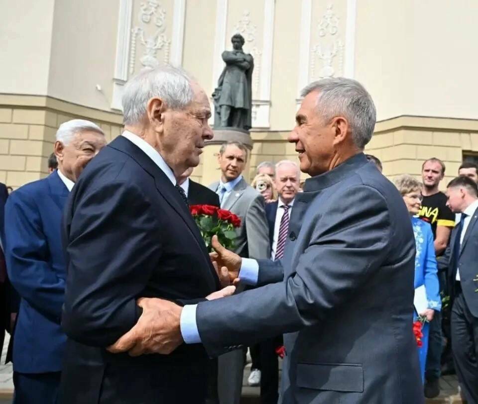 Рустам Минниханов, Минтимер Шаймиев и Фарид Мухаметшин почтили память Александра Пушкина в Казани