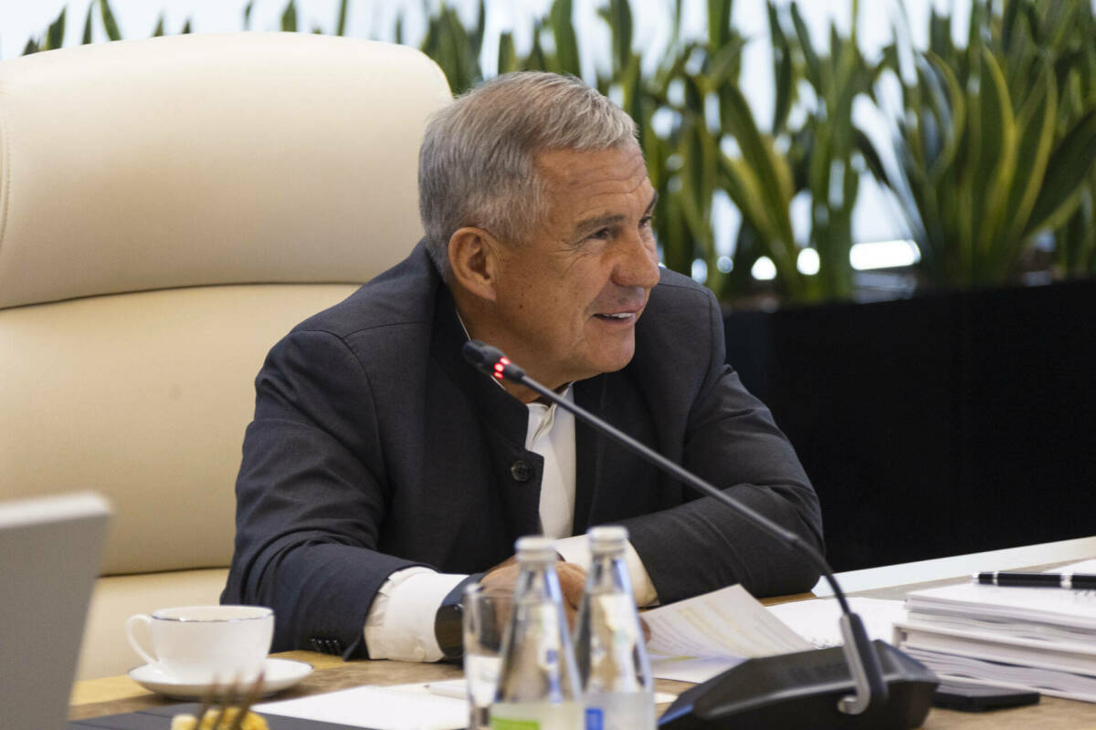 Рустам Минниханов отметил высокий уровень организации форумов в Казани