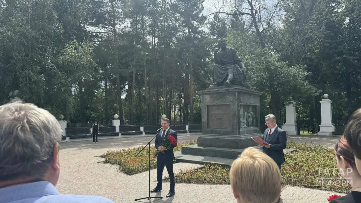 В Казани к 283-летию Державина возложили цветы к памятнику поэта