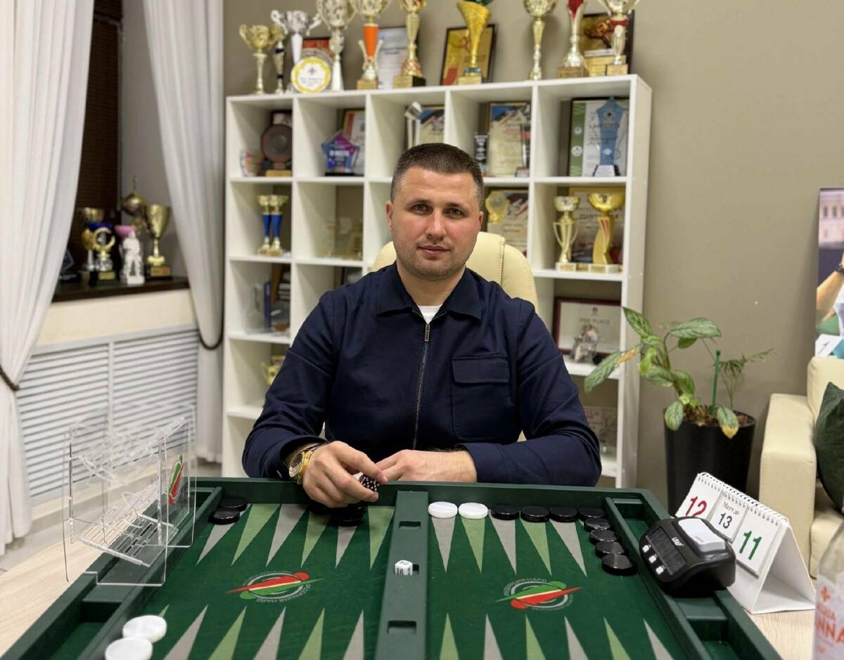 Уроженец Татарстана Айрат Фатыхов стал первым официальным чемпионом мира по длинным нардам
