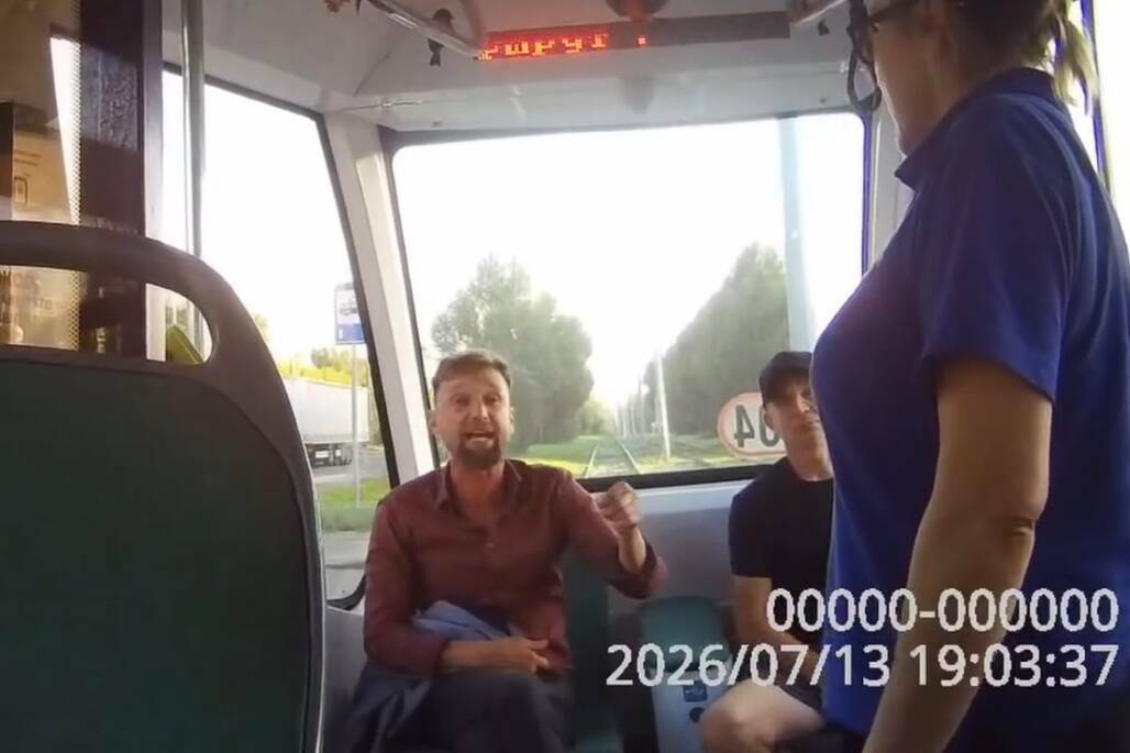 «Любого сейчас уничтожу!»: агрессивный «заяц» в казанском трамвае попал на видео
