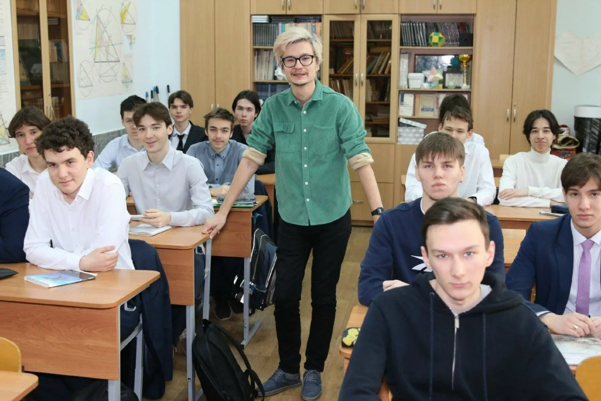 Учитель лицея №131 Казани Кирилл Сергеев подготовил сразу 15 стобалльников по профильной математике – это лучший результат в Татарстане. Но сам педагог считает, что говорить нужно не о рекордах, а о многолетней работе с детьми, любопытстве, умении рассуждать и доверии между учителем и учеником. Об этом – в его интервью «Татар-информу».